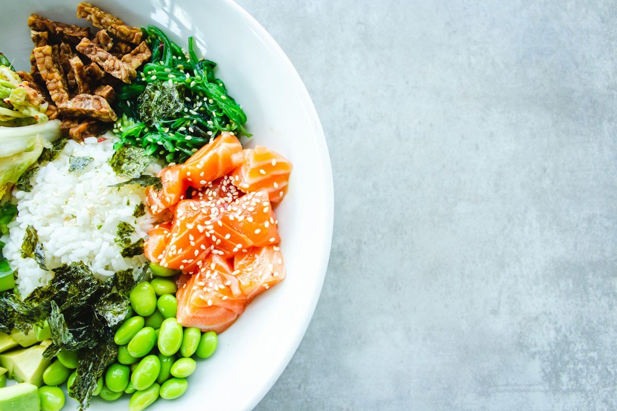 Well-balanced plate with vegetables, protein and grains